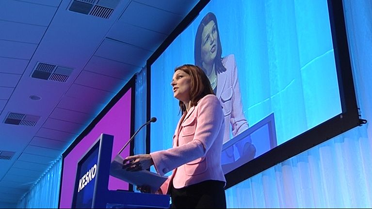 Pääministeri Mari Kiviniemi puhumassa.
