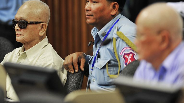Kambozhan entiset punakhmerjohtajat Nuon Chea (vas.) ja Khieu Samphan (oik.) oikeussalissa.
