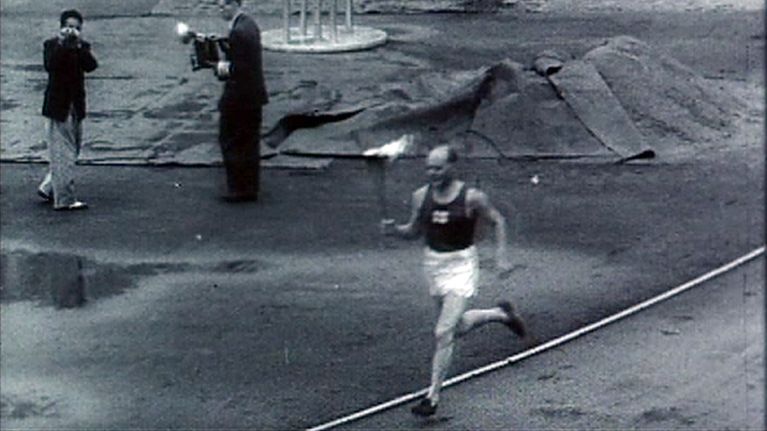 Paavo Nurmi juoksee olympiasoihtu kädessään