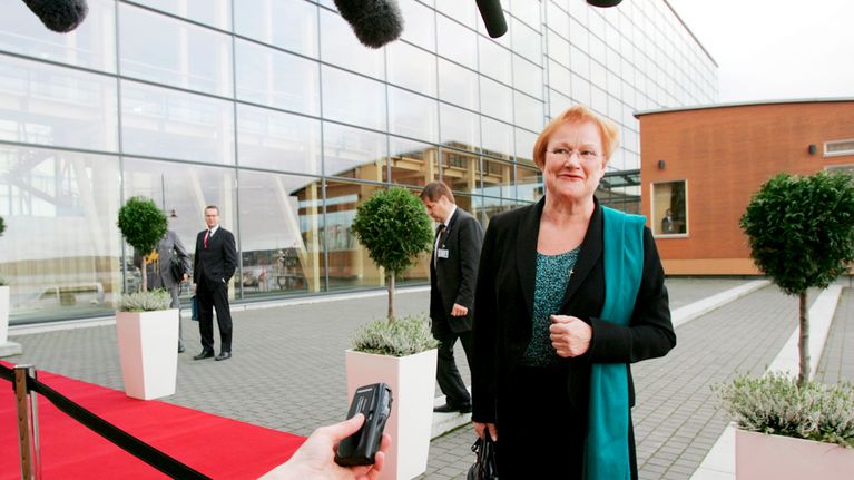 Tarja Halonen puhuu lehdistölle Lahdessa lokakuussa 2006.