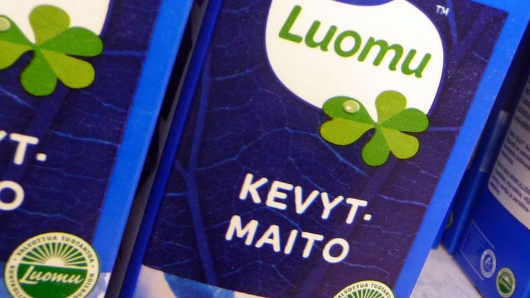 Kuvassa luomumaitopurkkeja.