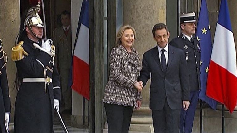Nicolas Sarkozy ja Hillary Clinton kättelevät.