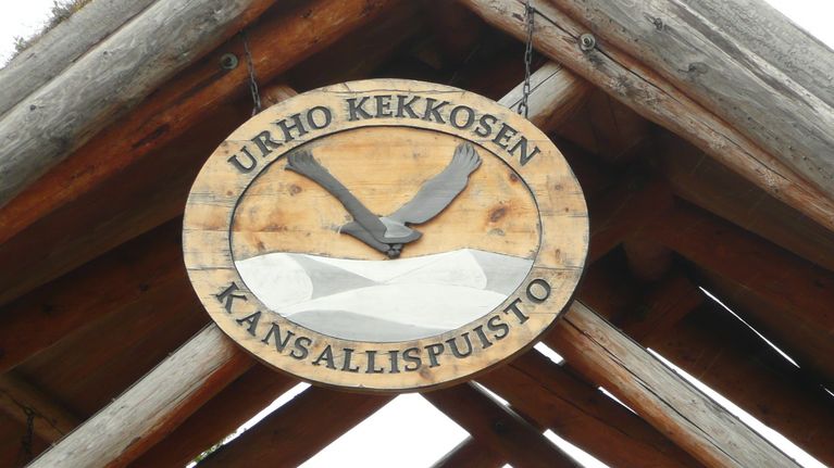 Urho Kekkosen kansallispuiston kyltti.