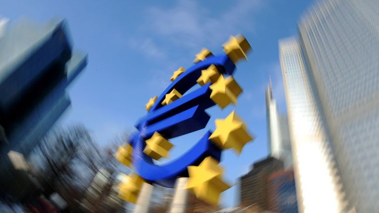 Euroopan Keskuspankin tunnus keskuspankin päärakennuksen edessä.