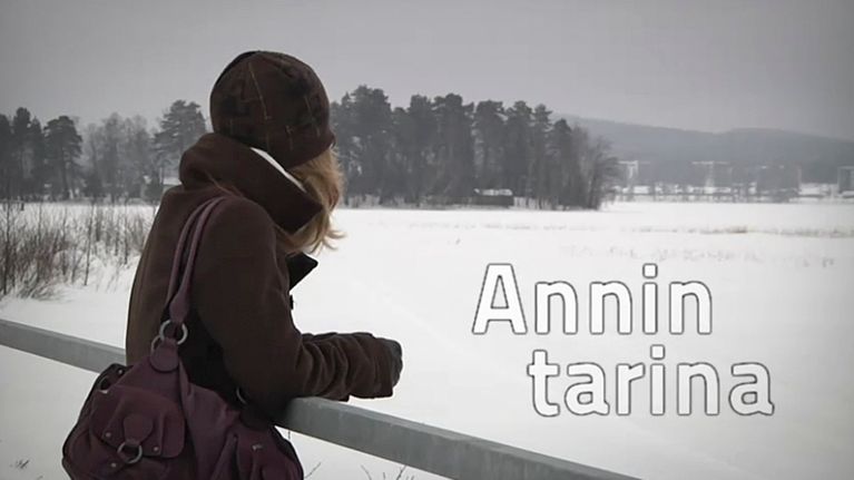Nuori nainen katsoo sillalta jäätä