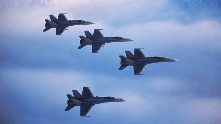 Neljä Hornet-hävittäjää lentää muodostelmassa