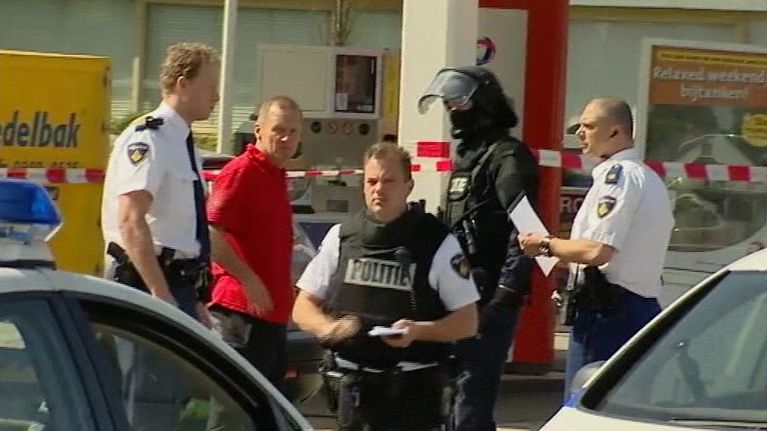 Poliiseja ostoskeskuksen ulkopuolella.