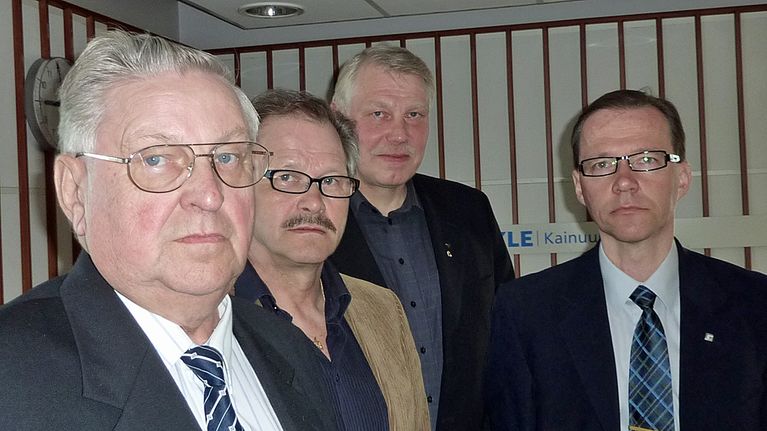 Kainuulaiset kansanedustajat Pentti Kettunen, Raimo Piirainen, Eero Suutari ja Timo Korhonen saapuivat YLE Kainuun studioon vaali-iltaa seuranneena aamuna. Merja Kyllönen osallistui keskusteluun puhelimitse.