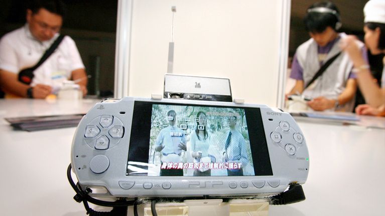 PlayStation Portable -laitteita esitellään Tokion pelimessuilla Japanissa