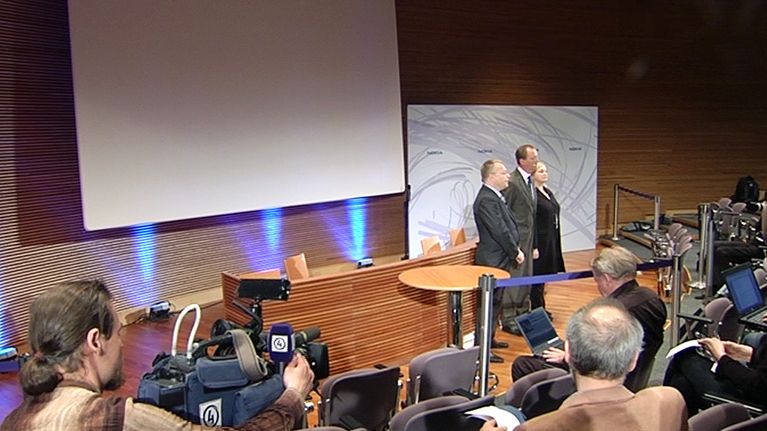 Ihmisiä tiedotustilaisuudessa.