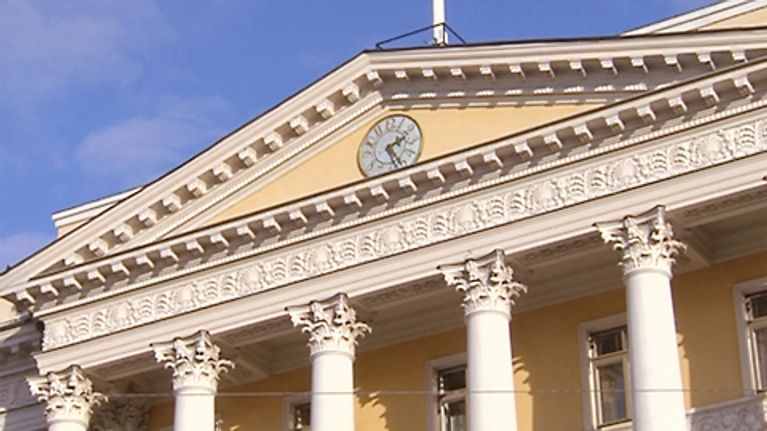 Valtioneuvoston linna Senaatintorin laidalla.