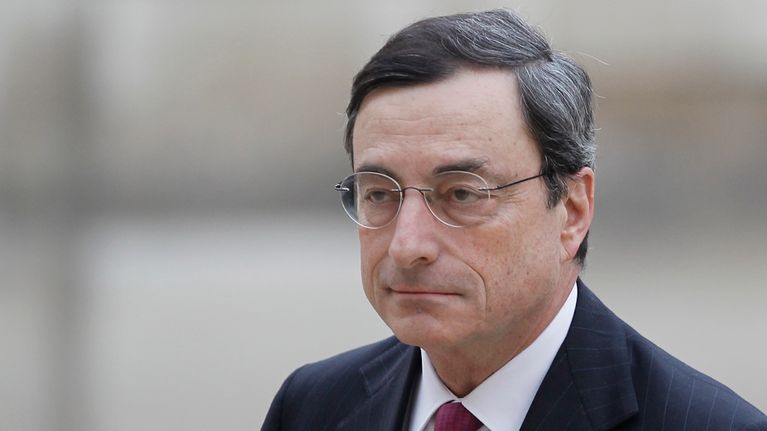 Mario Draghi saapumassa G20-ministerikokoukseen Pariisissa helmikuun puolivälissä.