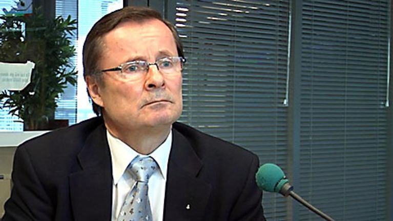 Rehtori Lauri Lajunen YLE Oulu Radion studiossa.