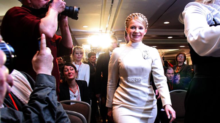 Kameroiden ympäröimä ja hymyilevä Julia Timoshenko.