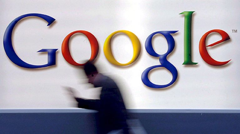 Mies kävelee Google-logon ohitse Saksan Frankfurtissa.
