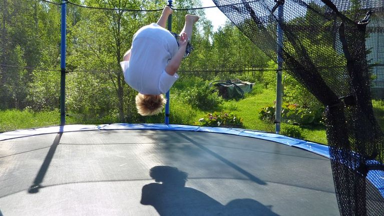 Etuperin voltti sujuu 11-vuotiaalta Lucakselta mallikkaasti, takaperin vastaava temppu on vielä treenattavana.