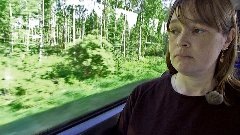 Pauliina Sinisalo istuu junan ikkunapaikalla