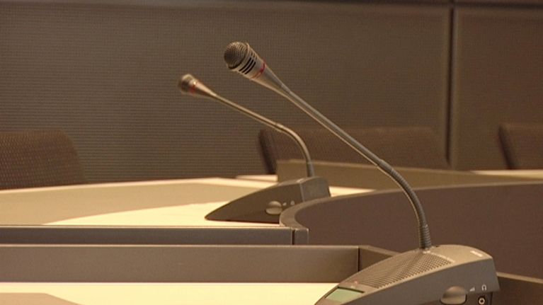 Oikeussalin mikrofoneja.