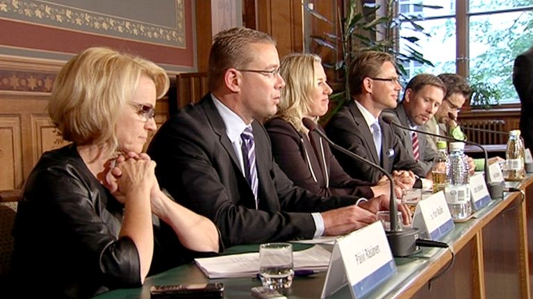 Hallituspuolueiden puheenjohtajat tiedotustilaisuudessa