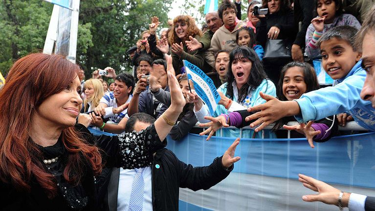 Argentiinan presidentti Cristina Fernandez tervehtii ihmisiä.