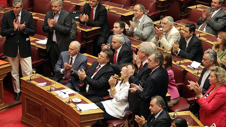 Kreikan pääministeri George Papandreou sekä muut Pasok-puolueen edustajat taputtavat 29. kesäkuuta.