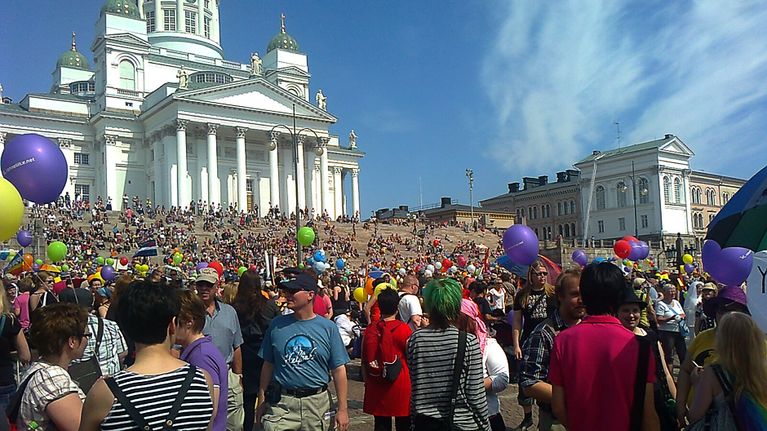 Senaatintorilla valmistaudutaan Pride-kulkueen lähtöön