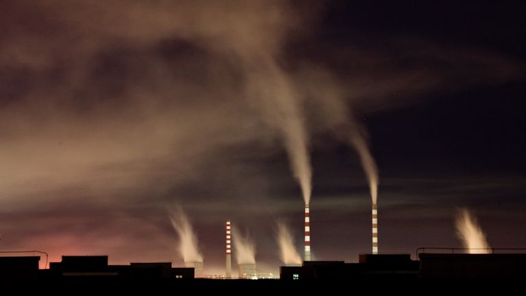 Hiilivoimalan piiput puskemassa savua ilmaan Jilin maakunnassa Kiinassa.