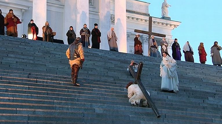 Via Crucis -näytelmän harjoitukset Tuomiokirkon portailla.