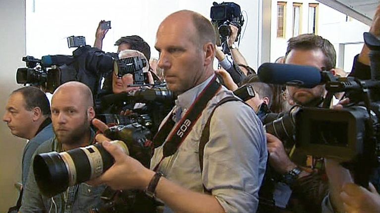 Toimittajat ja kuvaajat odottavat Anders Behrin Breivikin saapumista oikeustalolle Oslossa.