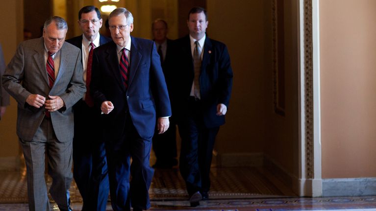 Senaattorit John Kyl, Jonh Barasso ja Mitch McConnell siirtyvät äänestämään Yhdysvaltain senaatissa.