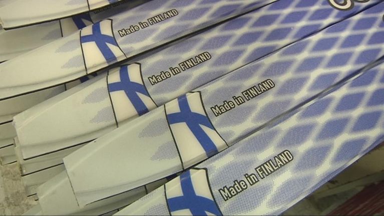 Suksia Karhun tehtaalla Kiteellä.