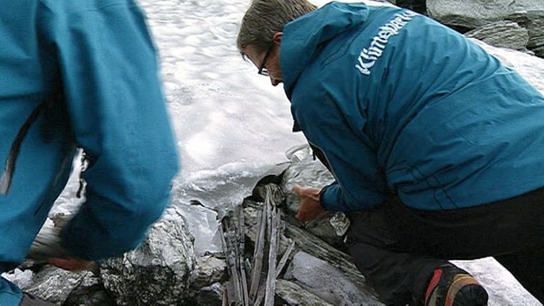Arkeologit etsivät sulaneen jäätikön alta löytyviä muinaisia esineitä.