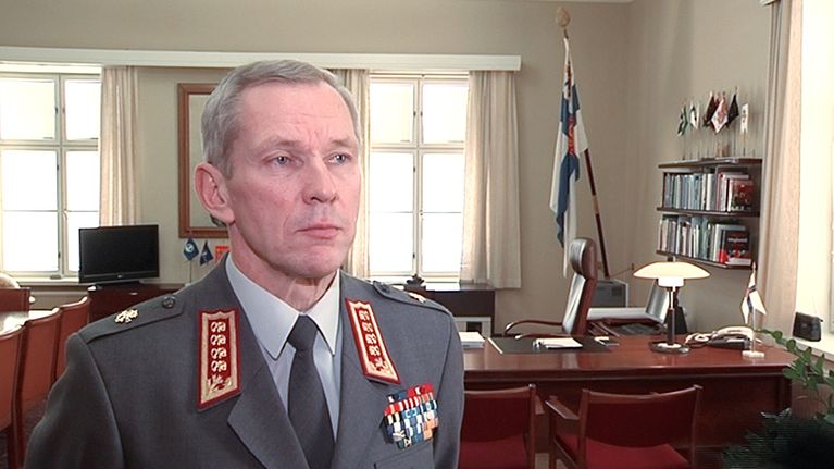 Puolustusvoimien komentaja Ari Puheloinen.