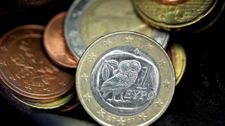 Kreikan eurokolikko muiden kolikoiden joukossa.