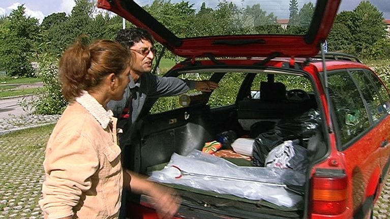 Bulgarian romanit Georgi Sandev ja Gina Zhekova esittelevät farmariauton tavaratilaa, jossa he nukkuvat.