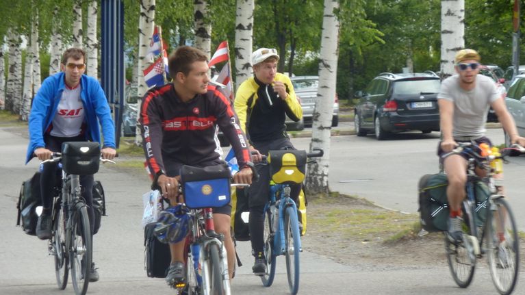 Campus Europae -järjestöön kuuluvat opiskelijat pyöräilevät Kuopiossa.
