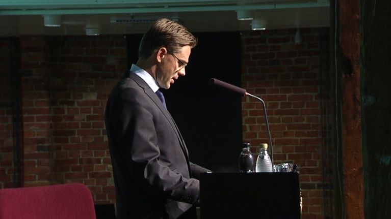 Pääministeri Jyrki Katainen puhumassa ulkopoliittisen instituutin tilaisuudessa Vanhassa Satamassa.