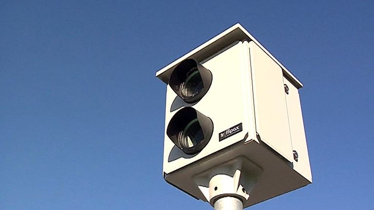 Nopeusvalvontakamera valvoo nyt myös punaisia päin ajavia autoilijoita. Nopeusvalvontakamera ottaa kuvan, kun tiehen asennetut sähkömagneettiset induktiosilmukat ovat mitanneet ylinopeuslukemat.