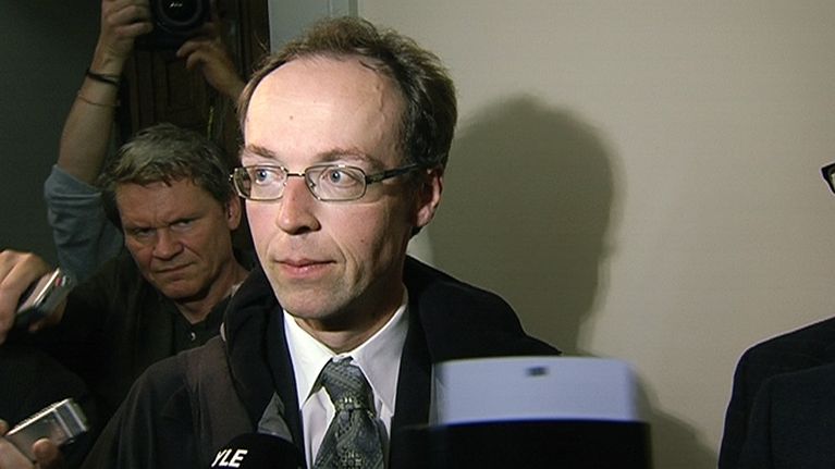 Jussi Halla-aho vastaamassa toimittajien kysymyksiin saapuessaan.