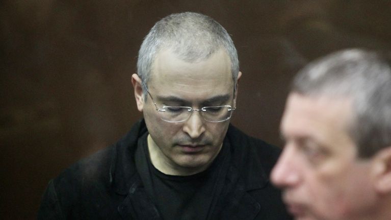 Mihail Hodorkovski pää painuksissa.