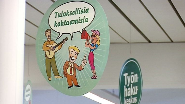 Tuloksellisia kohtaamisia -kyltti työvoimatoimiston katossa.