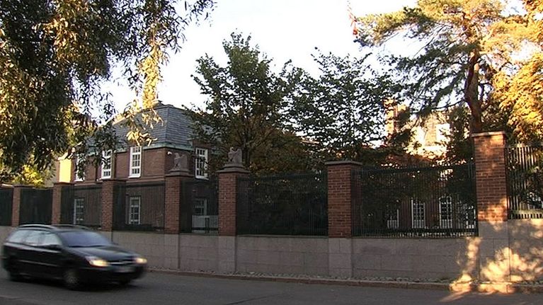Yhdysvaltain suurlähetystö Helsingin Kaivopuistossa.