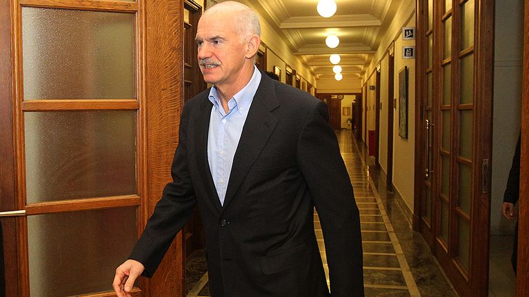 Kreikan pääministeri George Papandreou saapumassa maan hallituksen kokoukseen