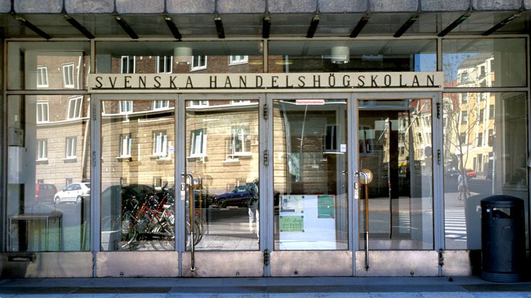 Helsingin ruotsinkielisessä kauppakorkeakoulussa Hankenissa on noin kaksituhatta opiskelupaikkaa. Kuvassa Hankenin etuovi.