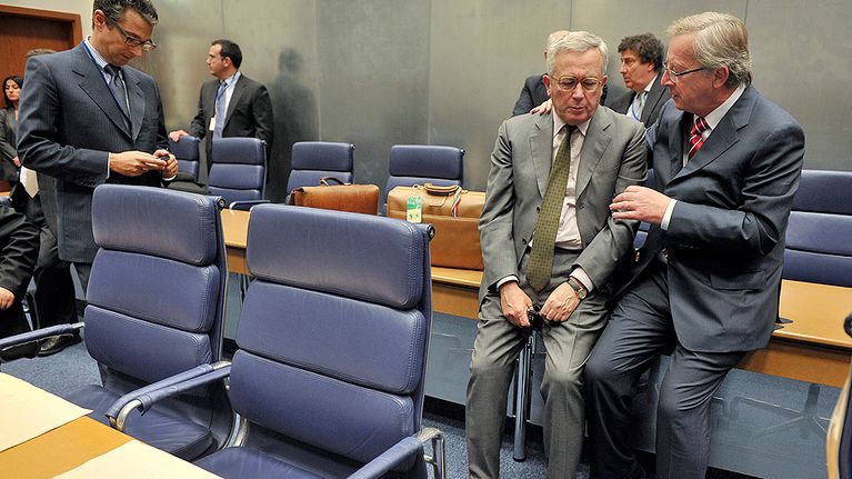 Italian valtiovarainministeri Giuluio Tremonti (vas.) keskusteli Euroryhmän presidentin ja Luxemburgin pääministerin Jean-Claude Junckerin kanssa.