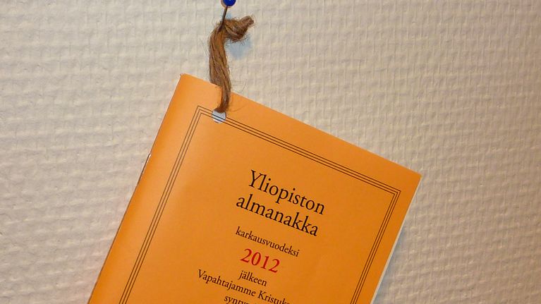 Yliopiston almanakka vuodeksi 2012.