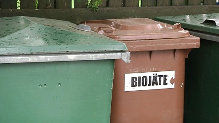 Kerrostalon kierrätyspiste.
