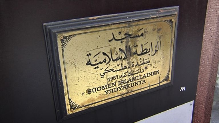 Suomen Islamilaisen yhdyskunnan kultainen kyltti.