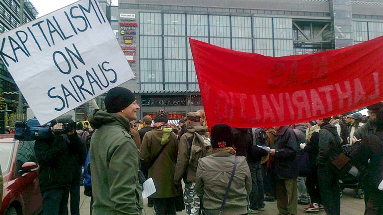 Mielenosoittajia Kampin Narinkkatorilla 15. lokakuuta.
