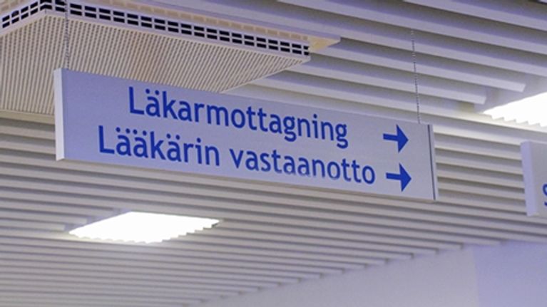 Terveyskeskuksen lääkärin vastaanoton opastinkyltti.
